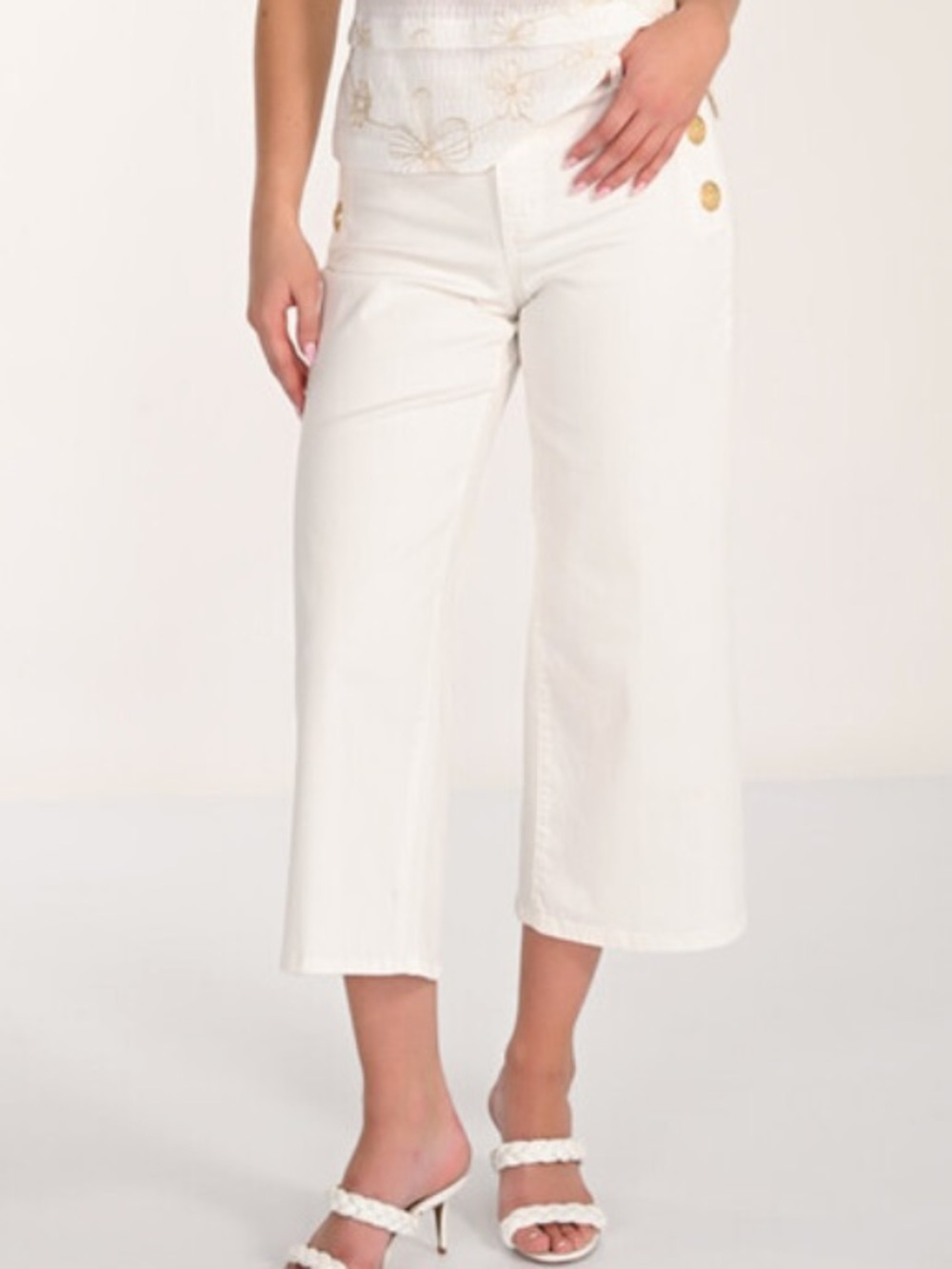 New Frank Lyman Design Off-White Cropped Wide-Leg Jeans with button detail